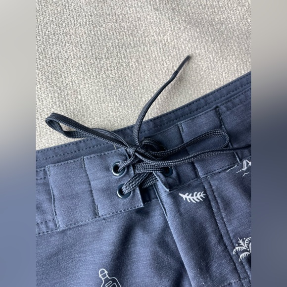 Nordstrom’s Travis Mathew Navy Swim Trunks | Men’s Size 33 - Picture 4 of 9